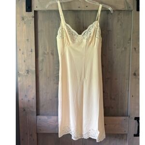 Vintage‎ Shadowline Slip Size 32 100% Nylon and Lace Ivory Chemise Nightie Silky